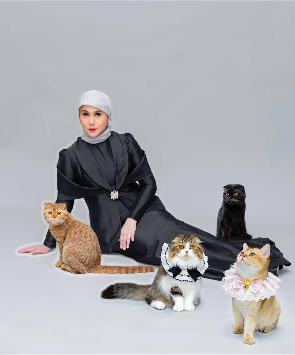potret Marini Zumarnis dan kucing kesayangan