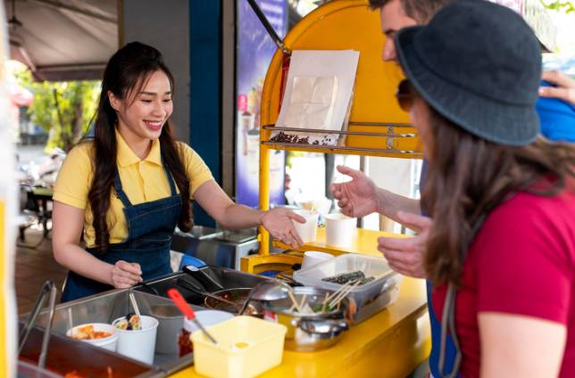 ilustrasi traveler sedang membeli street food (freepik.com/freepik)