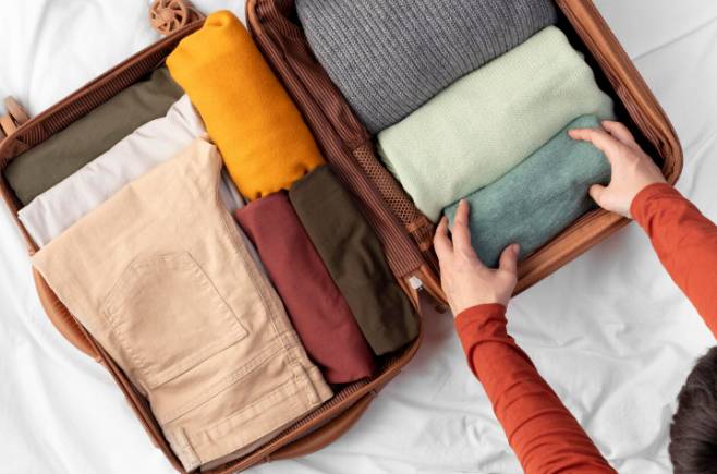 ilustrasi packing untuk liburan 