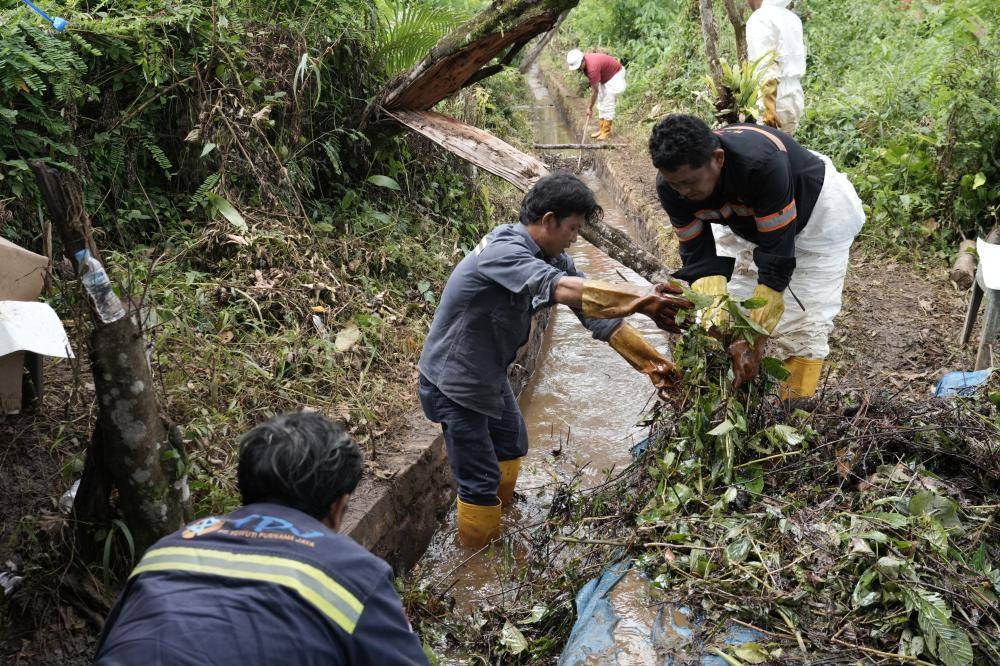 02092025-Hingga hari ke-11, tercatat 225 warga dari enam desa terdampak turun langsung melakukan pembersihan di aliran sungai, drainase, hingga lahan pertanian.jpg