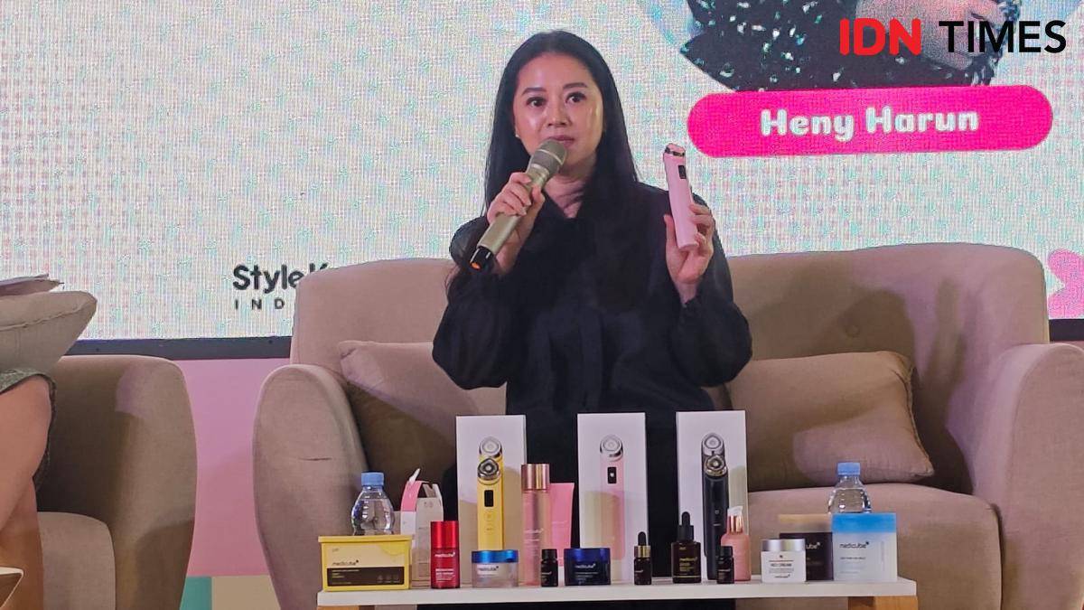 Heny Harun dalam acara talkshow "Daily Skin Booster for Ageless Confidence" pada K-Beauty Fest 2025, Jumat (19/9/2025) di Laguna Atrium, Central Park Ground Floor. (IDN Times/Febriyanti Revitasari)