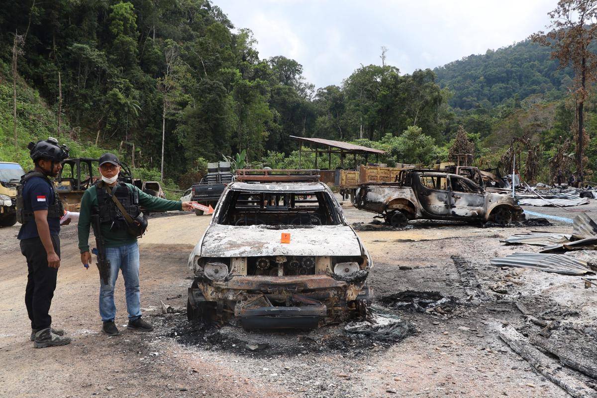 Sejumlah rumah dan kendaraan dibakar massa di Yalimo, Papua Pegunungan, Selasa (16/9/2025). (IDN Times/Istimewa)