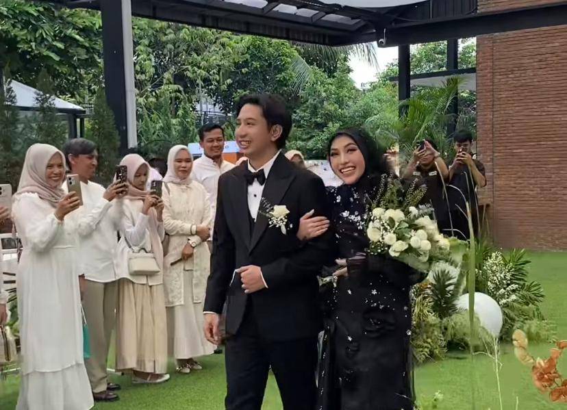 potret resepsi pernikahan Feby Putri dan Adam Febrian