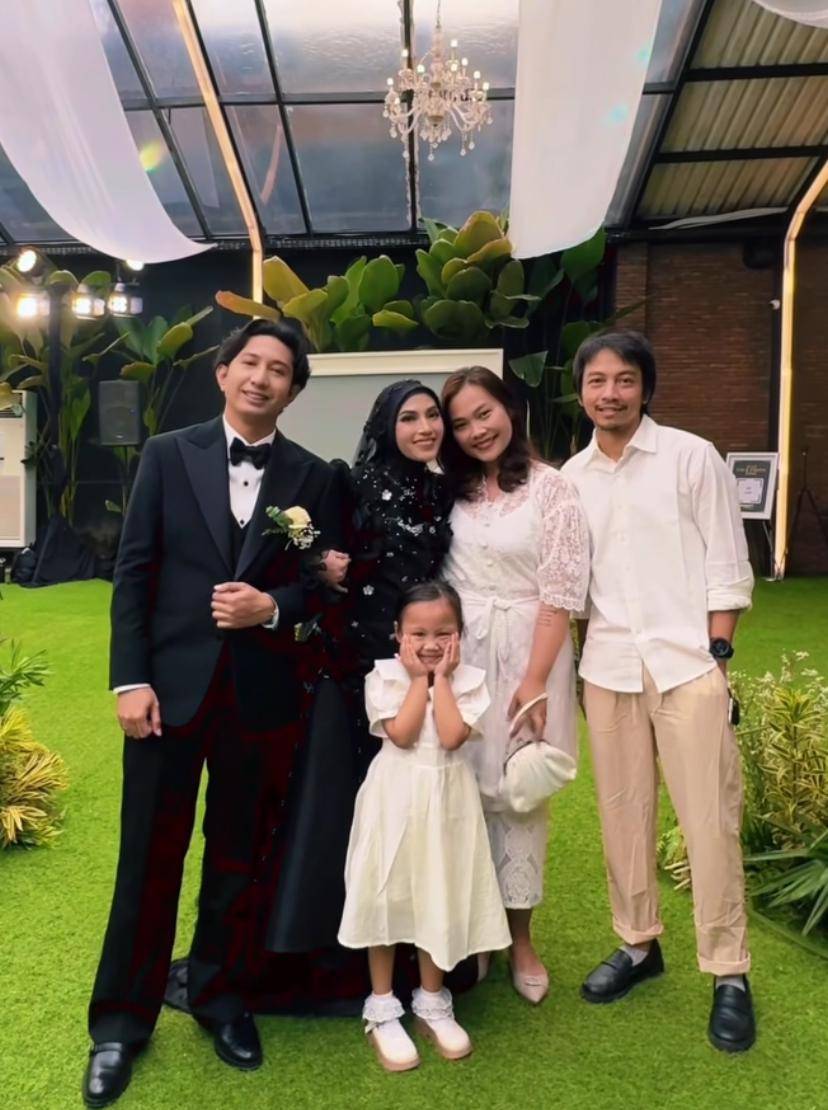 potret resepsi pernikahan Feby Putri dan Adam Febrian
