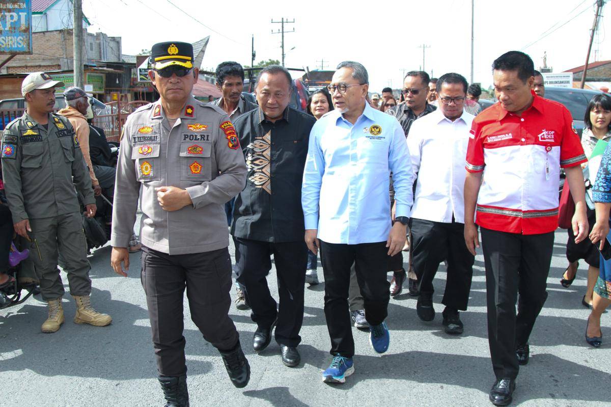 Menko Pangan Zulkifli Hasan menyaksikan penandatanganan kerja sama Koperasi desa dengan Yayasan Holong Ondolan Indonesia Emas di Humbahas untuk Makan Bergizi Gratis (dok.istimewa)