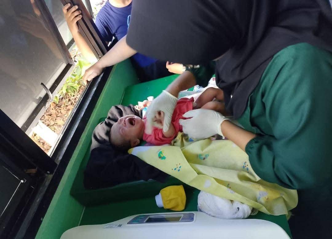 Bayi perempuan ditemukan di depan teras rumah kosong.