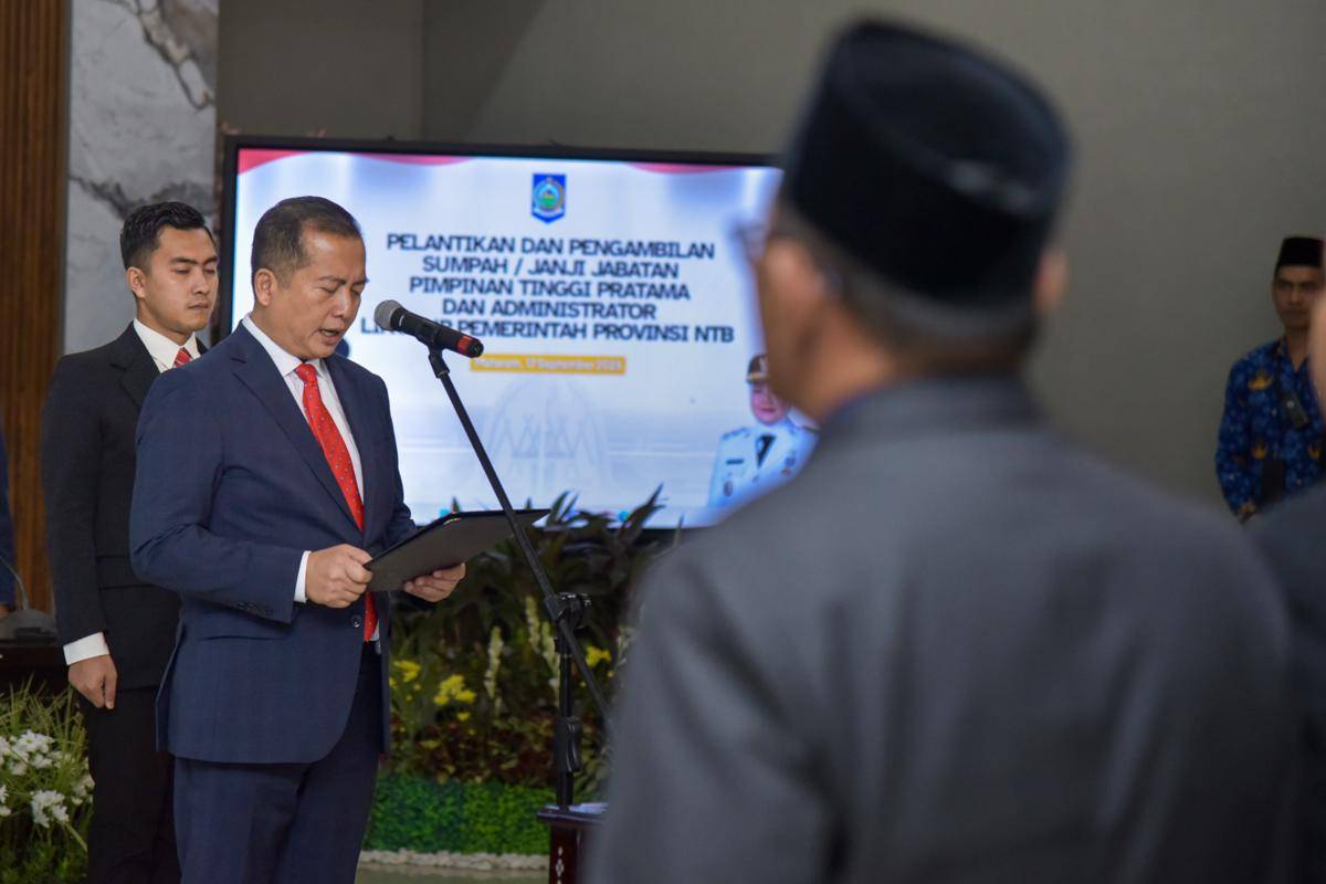 Gubernur NTB Lalu Muhamad Iqbal saat melantik pejabat eselon II dan III.
