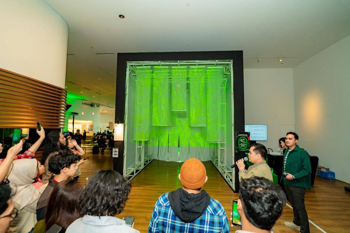 Foto - Harishazka Fauzan, seniman pembuat instalasi seni Heineken® ‘Ahhhfterwork’, menjelaskan makna dibalik karyanya.JPG