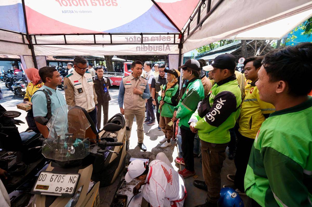 Antusiasme pengemudi ojek online mengikuti layanan servis motor gratis dalam rangka Milad ke-19 YBM PLN. (Dok. Istimewa)