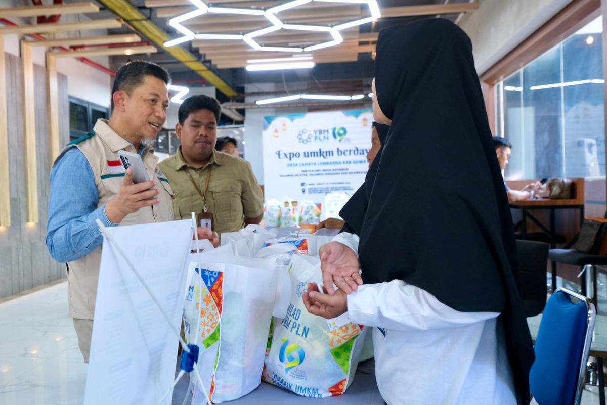 General Manager PLN UID Sulselrabar, Edyansyah saat berkunjung ke Expo UMKM Berdaya. (Dok. Istimewa)