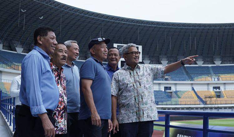 Glenn Sugita (tengah bertopi), pemilik Persib Bandung