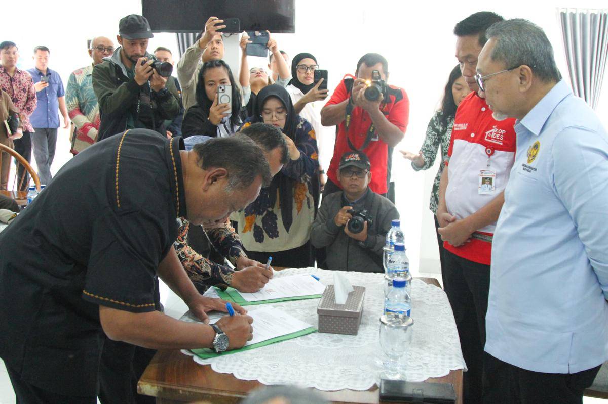 Menko Pangan Zulkifli Hasan menyaksikan penandatanganan kerja sama Koperasi desa dengan Yayasan Holong Ondolan Indonesia Emas di Humbahas untuk Makan Bergizi Gratis (dok.istimewa)