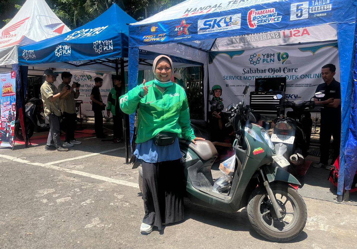 Antusiasme pengemudi ojek online mengikuti layanan servis motor gratis dalam rangka Milad ke-19 YBM PLN. (Dok. Istimewa)