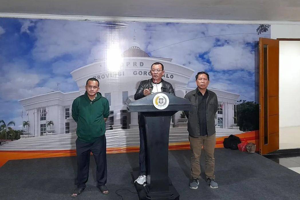 Ketua BK DPRD Provinsi Gorontalo Fikram Salilama (tengah), diampingi Wakil Ketua Umar Karim (kanan) dan Anggota Ekhwan Ahmad (kiri), saat menyampaikan keterangan pers terkait video viral oknum anggota DPRD Provinsi Gorontalo di Kota Gorontalo, Jumat (19/9/2025). ANTARA/Zulkifli Polimengo
