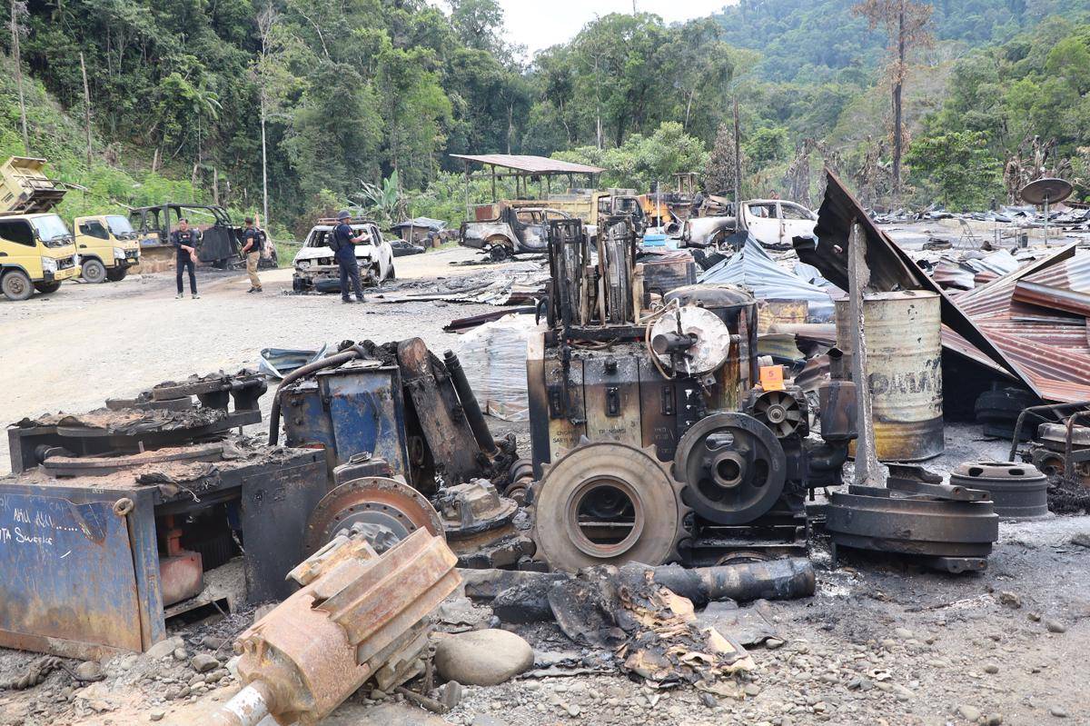 Sejumlah rumah dan kendaraan dibakar massa di Yalimo, Papua Pegunungan, Selasa (16/9/2025). (IDN Times/Istimewa)