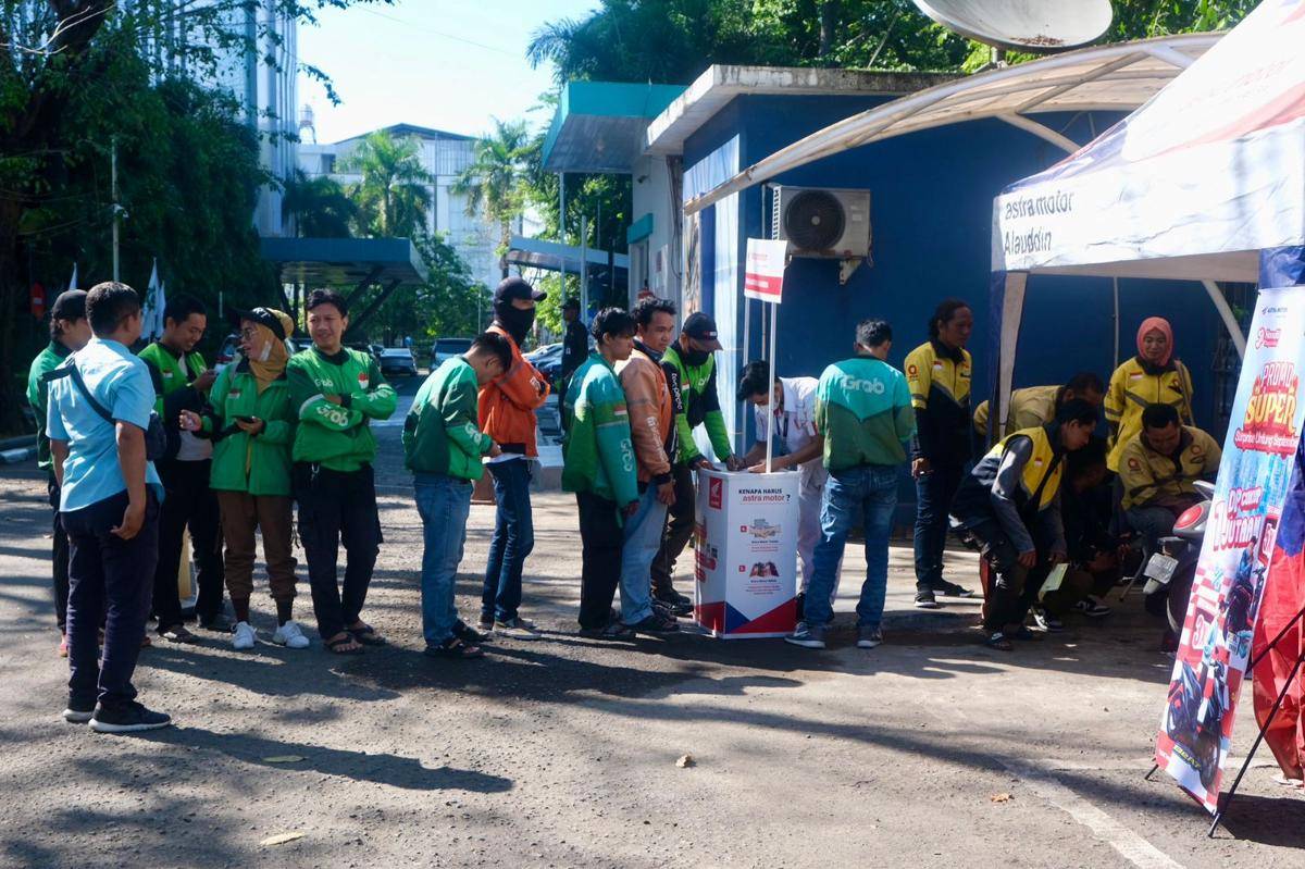 Antusiasme pengemudi ojek online mengikuti layanan servis motor gratis dalam rangka Milad ke-19 YBM PLN. (Dok. Istimewa)