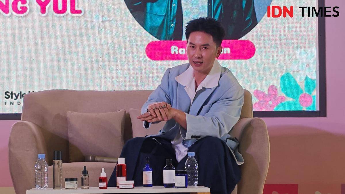 Rafael Tan mengisi talkshow pada K-Beauty Fest 2025, Jumat (19/9/2025) di Laguna Atrium, Central Park Ground Floor. (IDN Times/Febriyanti Revitasari)