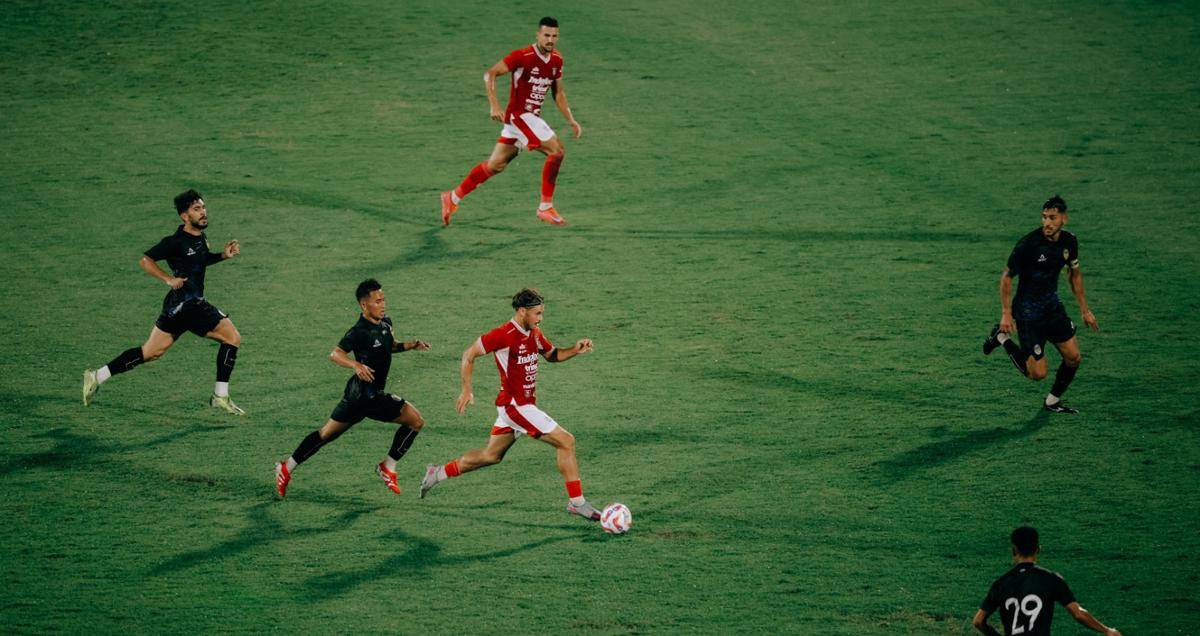 Penyerang sayap Bali United, Thijmen Goppel beraksi menggiring bola. (Dok. Tim Media Bali United)