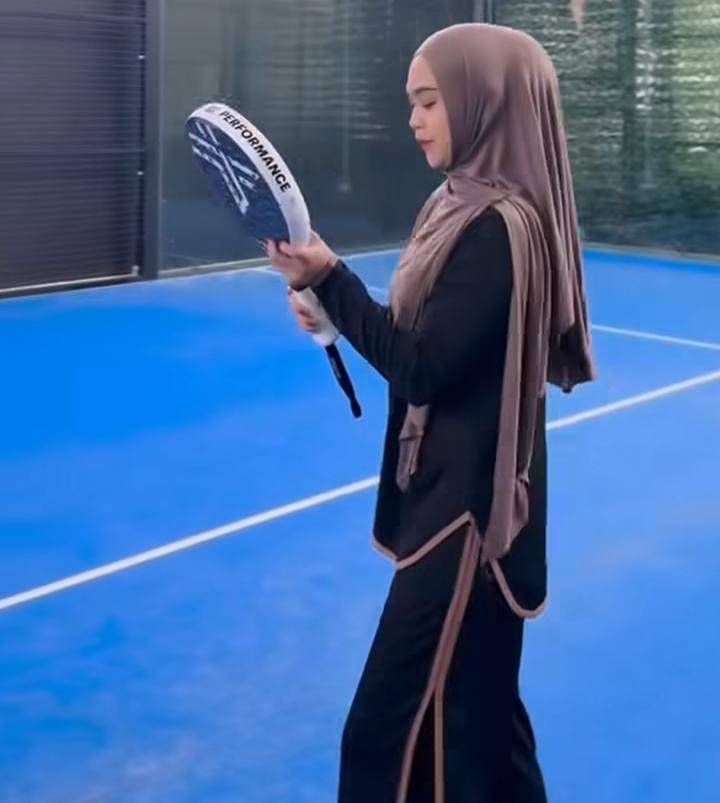 potret Ria Ricis hari pertama belajar padel