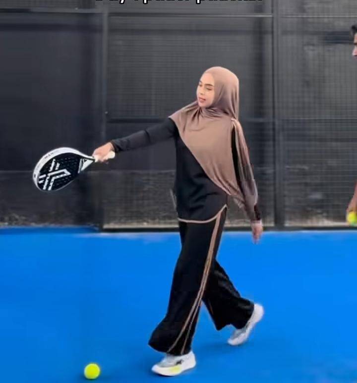 potret Ria Ricis hari pertama belajar padel