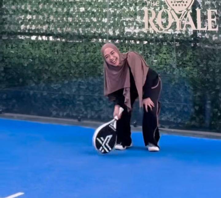 potret Ria Ricis hari pertama belajar padel