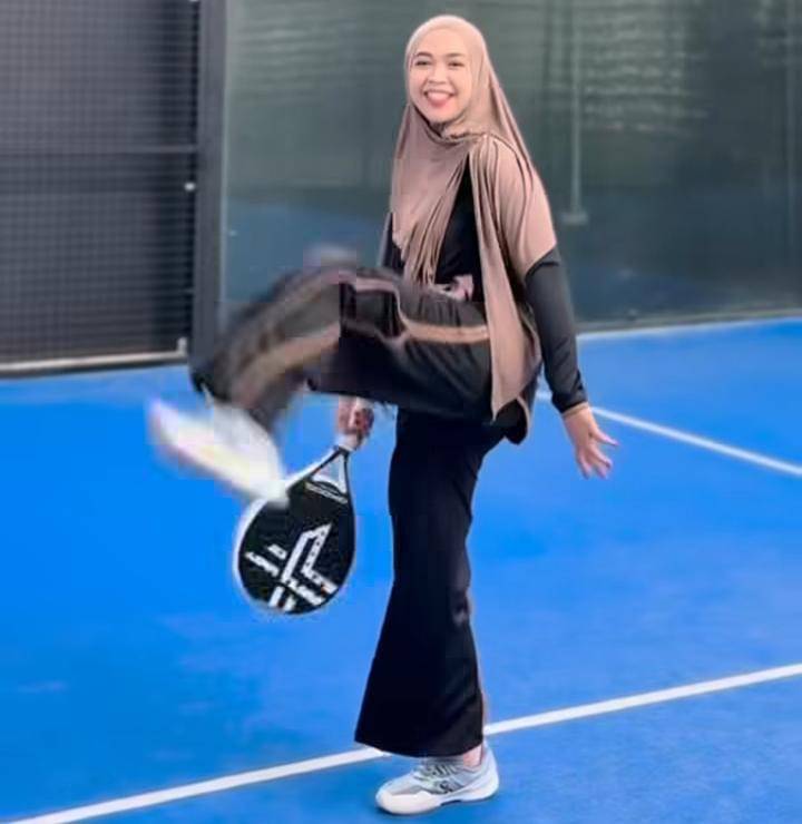 potret Ria Ricis hari pertama belajar padel