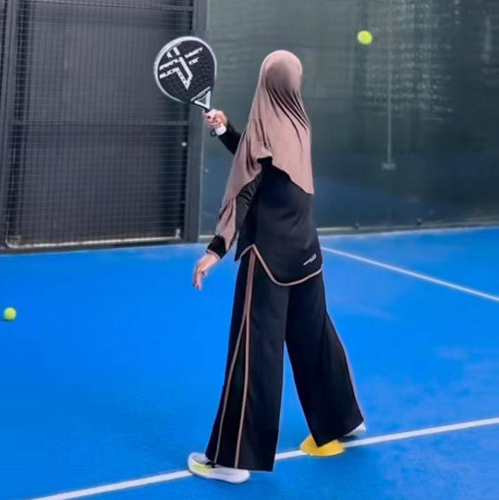 potret Ria Ricis hari pertama belajar padel