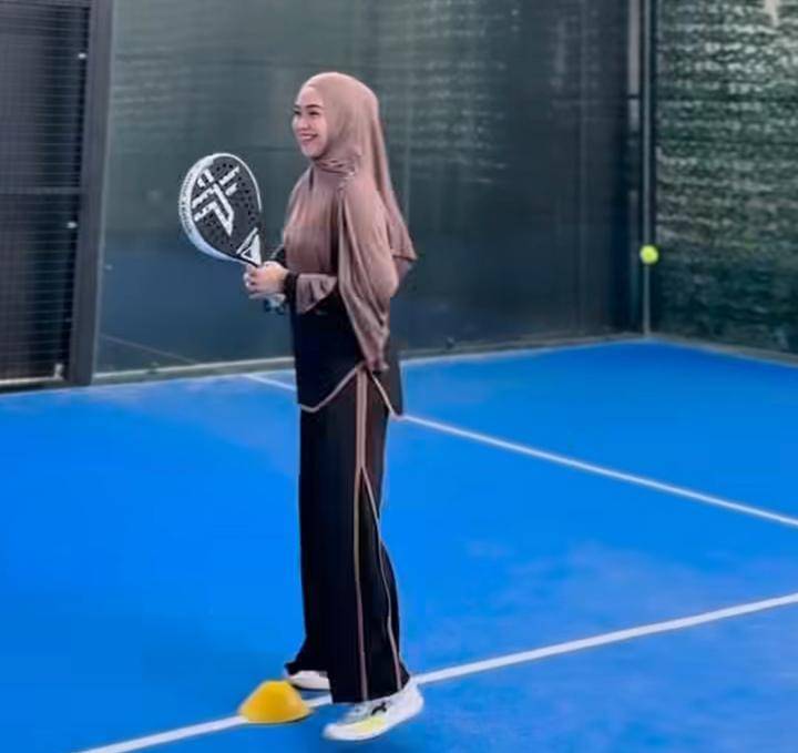potret Ria Ricis hari pertama belajar padel