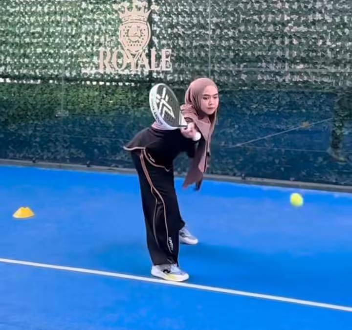 potret Ria Ricis hari pertama belajar padel