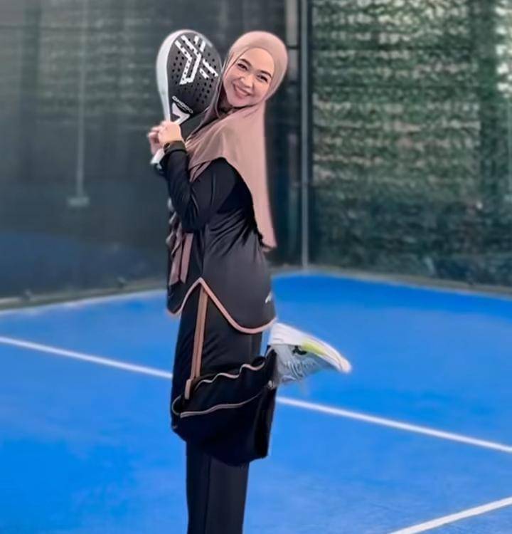 potret Ria Ricis hari pertama belajar padel