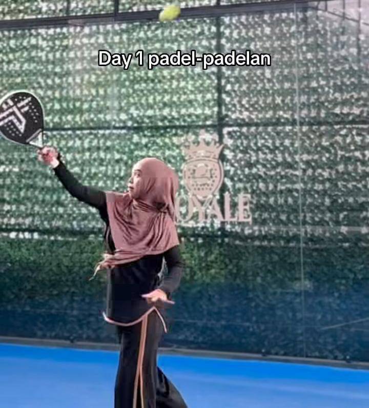 potret Ria Ricis hari pertama belajar padel