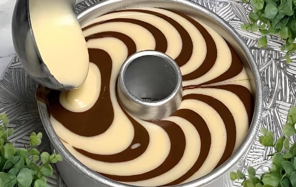 Ilustrasi menuang adonan puding