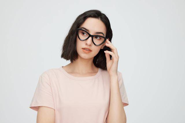 Ilustrasi seorang wanita menggunakan kacamata (Unplash.com/GlassesShop)
