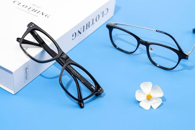 Ilustrasi kacamata frame persegi (Unplash.com/GlassesShop)