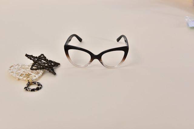 Ilustrasi kacamata cat eye (Unplash.com/GlassesShop)