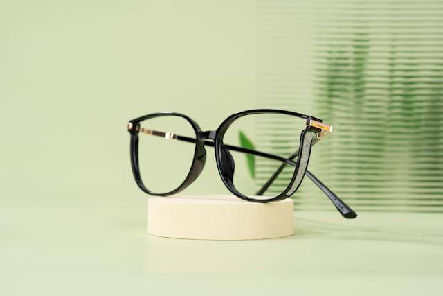 Ilustrasi frame lebar bawah dan melengkung (Unplash.com/GlassesShop) 