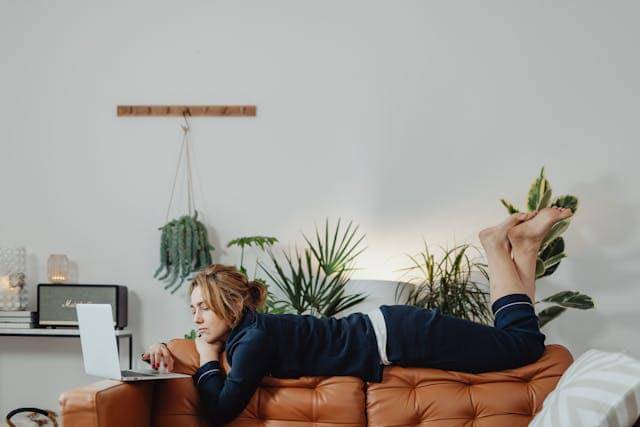 Ilustrasi seorang wanita diatas sofa (Pexels.com/Photo By: Kaboompics.com)