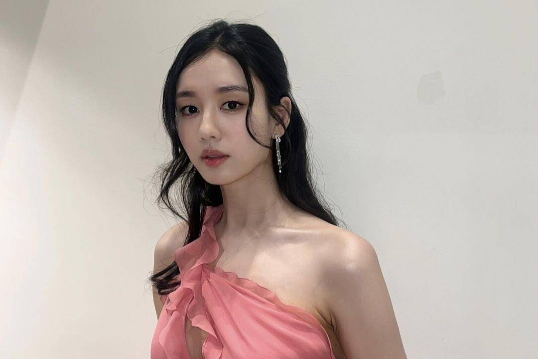 Ahn Eun Jin (instagram.com/eunjin___a)