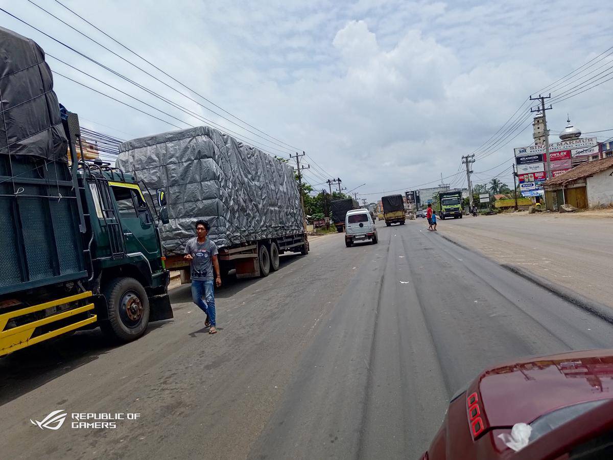 Kondisi jalan rusak di Palembang-Betung.