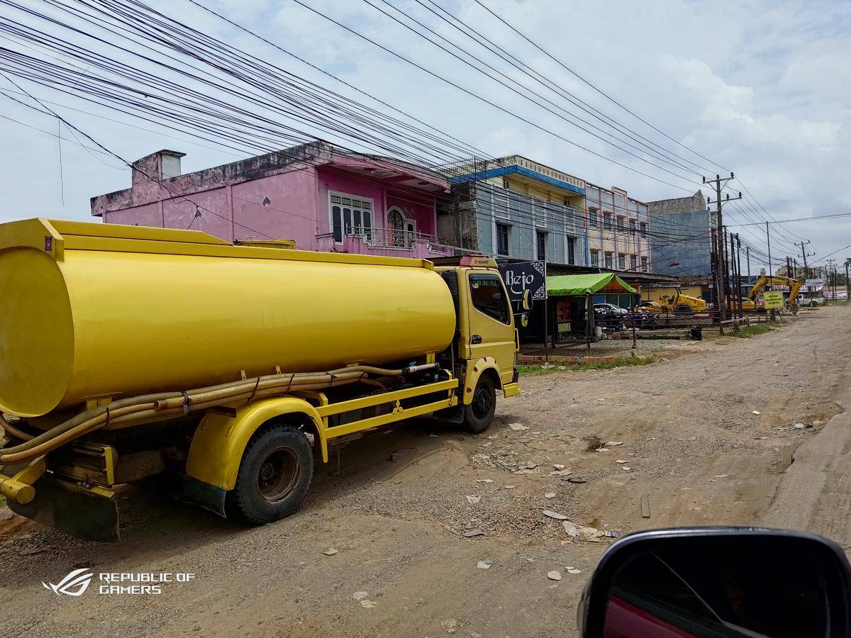 Kondisi jalan rusak di Palembang-Betung.