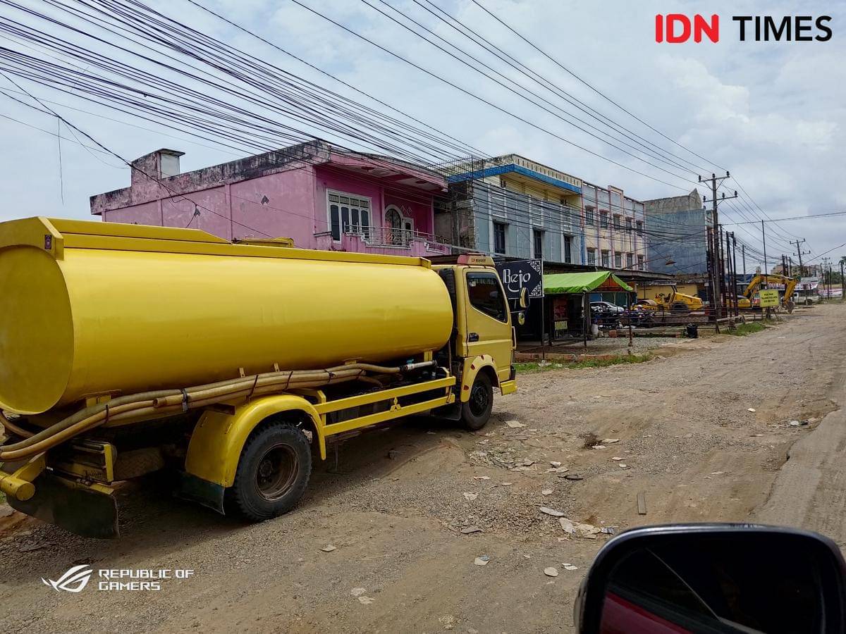 Kondisi jalan rusak di Palembang-Betung. (IDN Times/Yuliani)