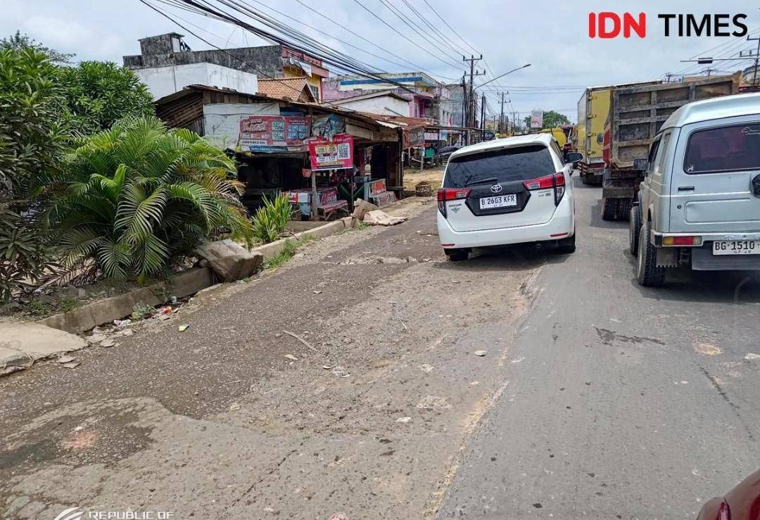 Kondisi jalan rusak di Palembang-Betung.