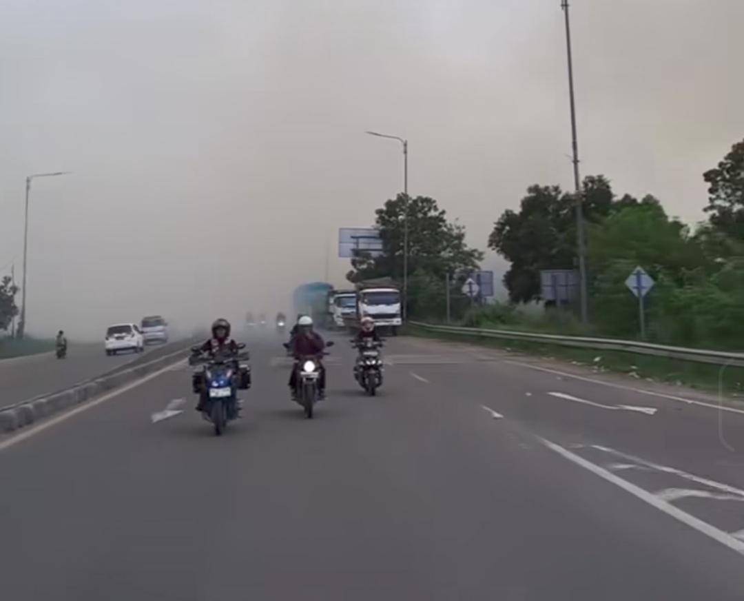 Para pengendara di Jalinsum Ogan Ilir yang diselimuti kabut asap. (Dok. Warga)