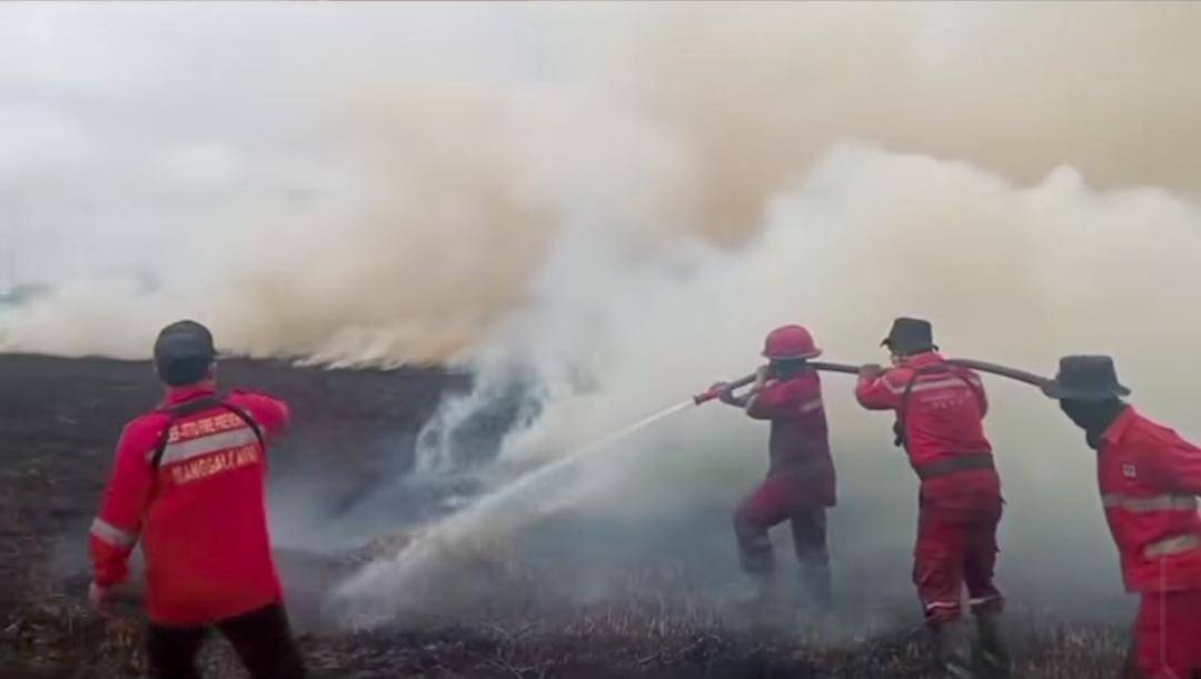 Petugas gabungan melakukan pemadaman di Ogan Ilir. (Dok. Manggala Agni)