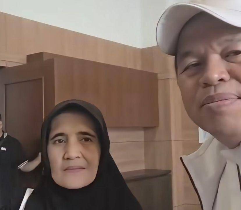 Gubernur Jawa Barat Dedi Mulyadi bersama ibu korban TPPO, Emalia (Istimewa/dok medsos Dedi Mulyadi)
