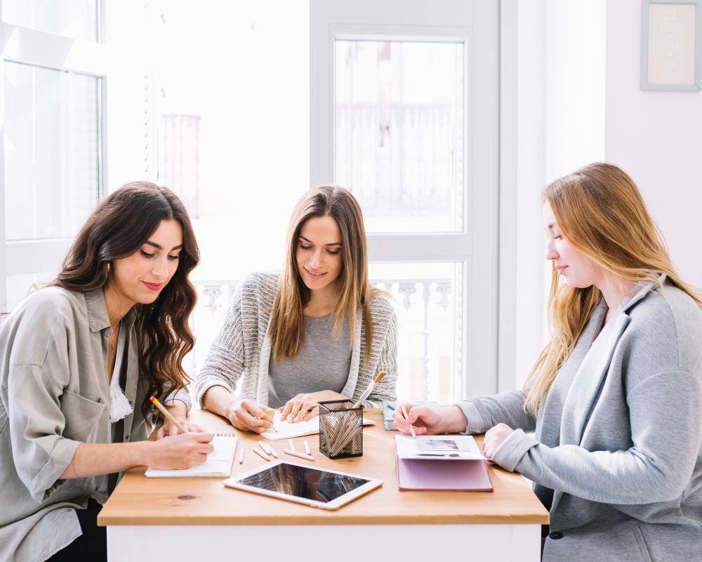 ilustrasi menulis dengan teman kantor (freepik.com/freepik)