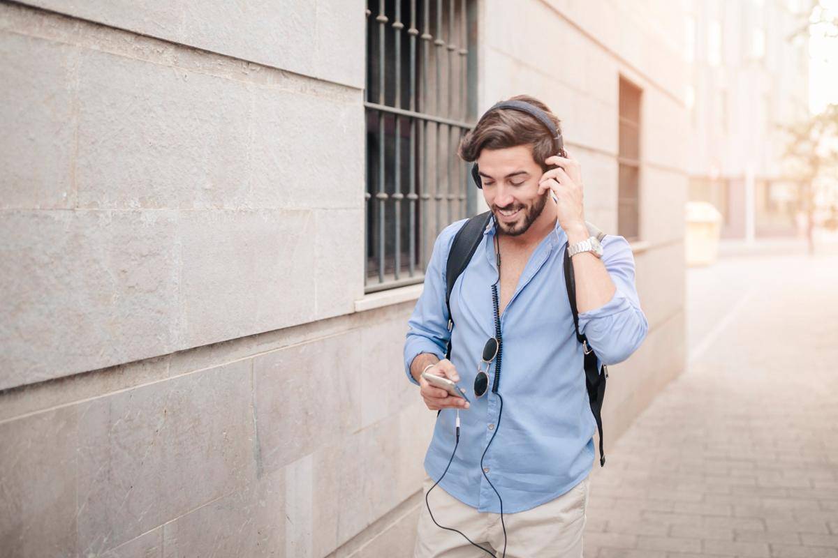 ilustrasi orang berjalan kaki pagi hari dengan earphone menuju kantor (freepik.com)