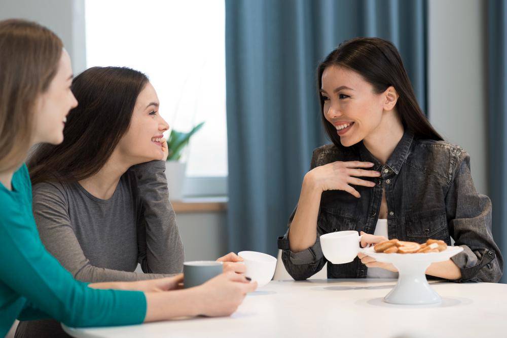 ilustrasi berbincang dengan teman (freepik.com/freepik)