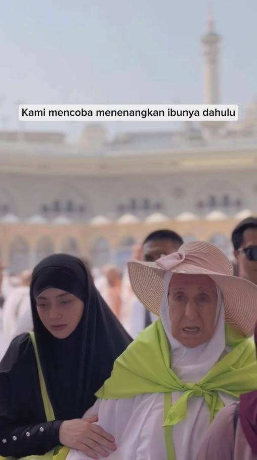 Celine Evangelista Bantu Jamaah Algeria Terpisah saat Umrah