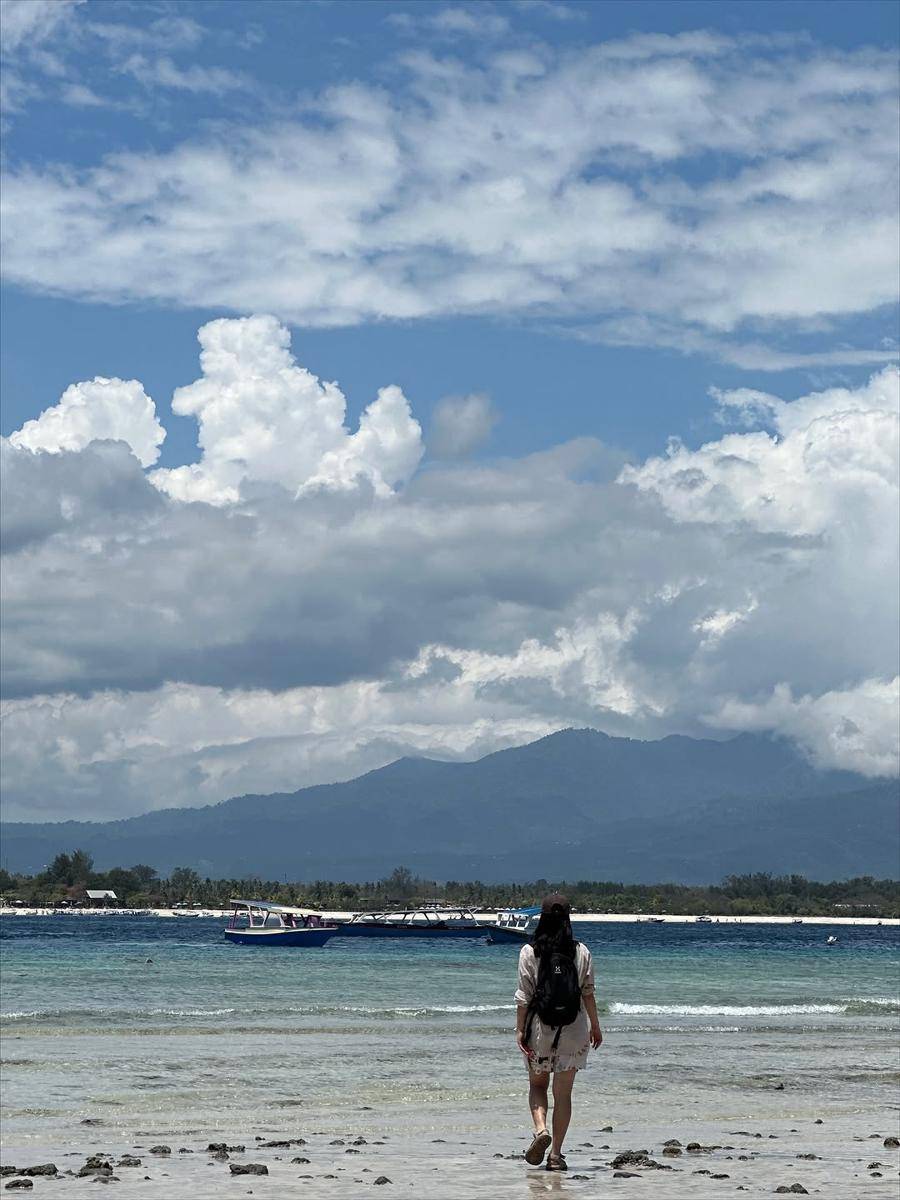Potret Lee Joo Young, Aktris Itaewon Class Liburan di Gili Trawangan